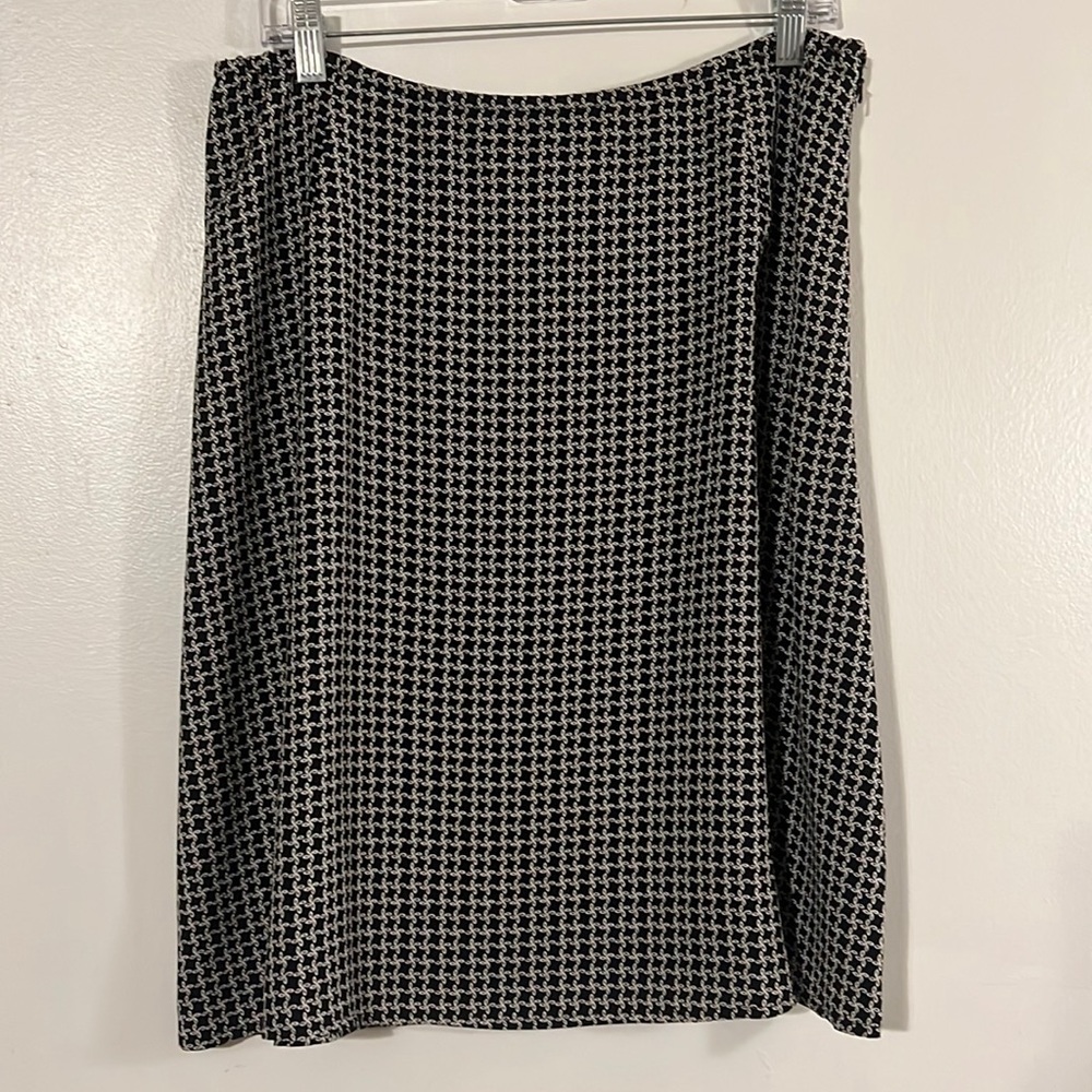 Talbots pure silk black/cream lined skirt. Hidden side zip closure.